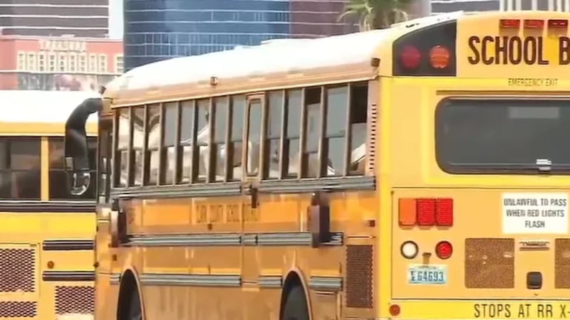 Un autobús escolar del Distrito Escolar del Condado Clark presuntamente se descompuso el lunes...