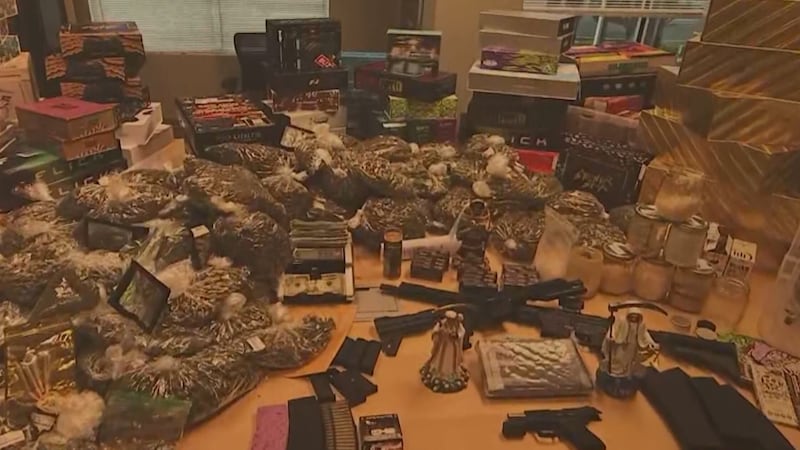 Cientos de armas de fuego ilegales y más de mil kilogramos de drogas peligrosas fueron...