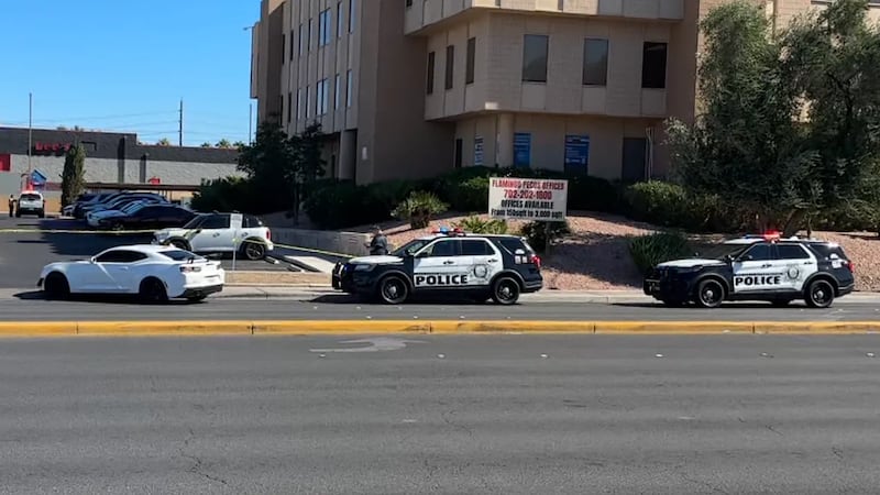 La policía de Las Vegas investiga un tiroteo mortal dentro de un negocio del sureste, cerca de...