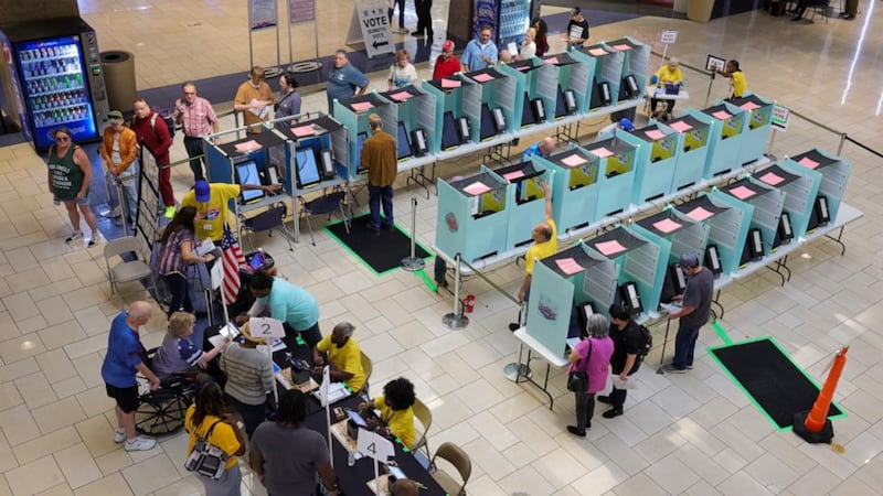 Más de 23,000 votantes emitieron su voto en persona durante el fin de semana con la apertura...