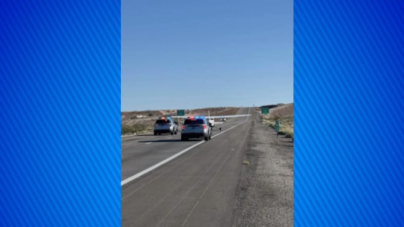El piloto realizó un aterrizaje de emergencia en la I-15, entre los marcadores de millas 80 y 88.