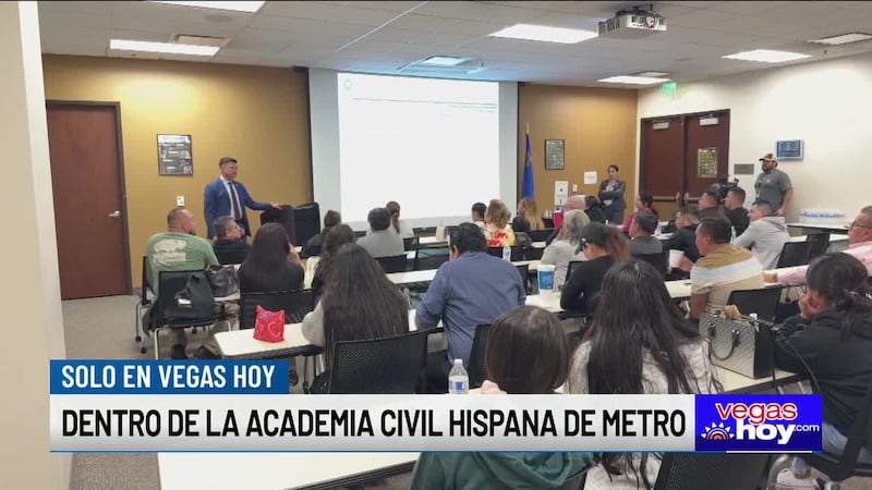 Dentro de la sede de la policía metropolitana, los participantes de la academia civil hispana...