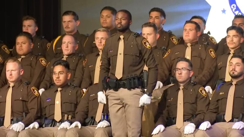 La Policía Metropolitana de Las Vegas graduó 43 nuevos agentes el martes después de seis meses...