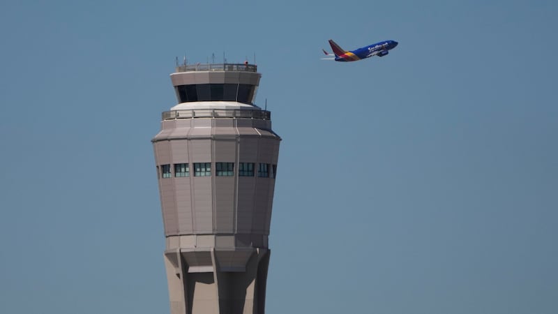 Funcionarios federales han solicitado una reducción del 4% en el tráfico aéreo en Las Vegas y...