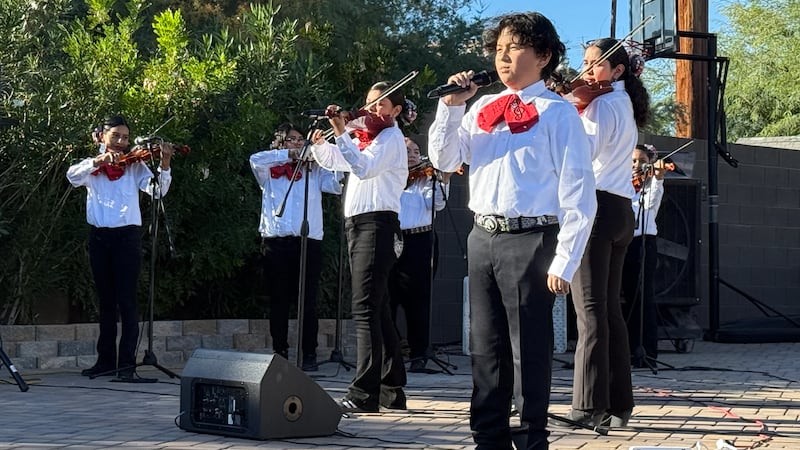 Cientos de personas se reunieron el sábado para honrar a Cristofer Suárez, de 12 años, con...