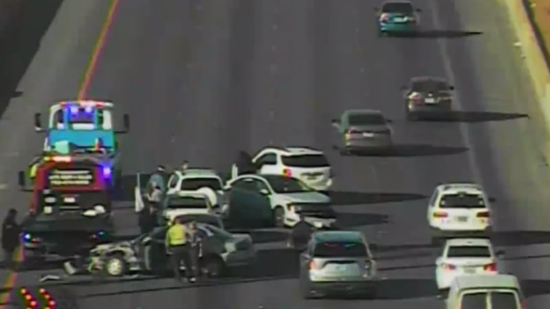 Varios vehículos parecen estar involucrados en un accidente en la I-11 que provocó congestión...