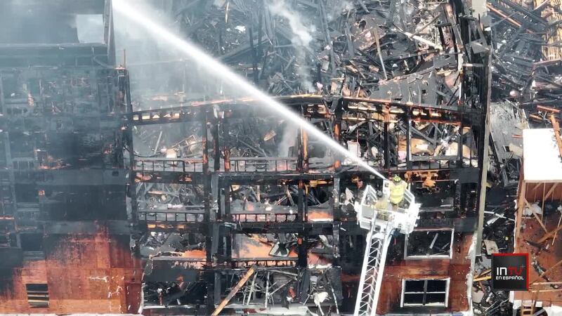 Trabajadores mueren atrapados en edificio en llamas