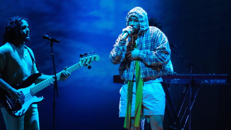 Bad Bunny ganó el jueves el premio al álbum del año por “DeBÍ TiRAR MáS FOToS” en los Latin...