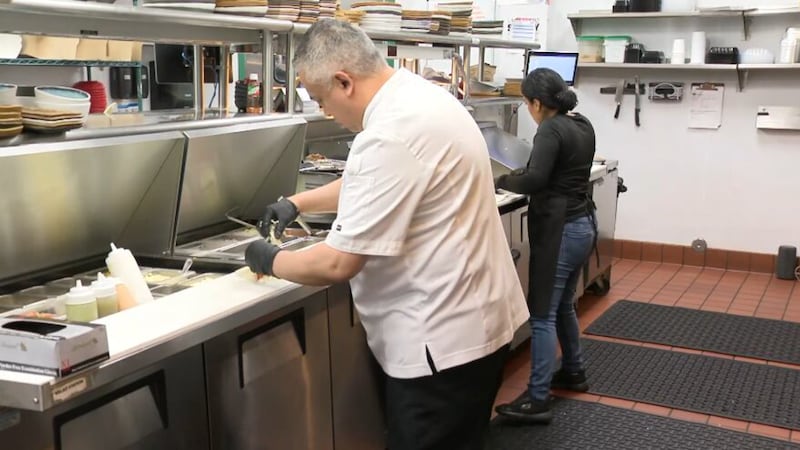 En Hussong’s Mexican Cantina, el liderazgo dice que verificar la salud mental de los empleados...