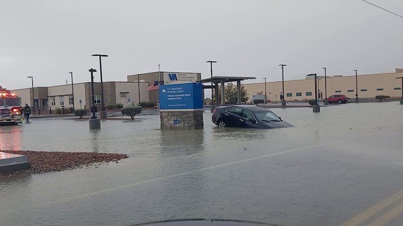 Una conductora fue rescatada sana y salva de su vehículo en Pahrump, Según un informe de KPVM.