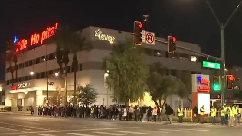 El martes por la noche, cientos de personas se manifestaron frente a un hospital del valle de...