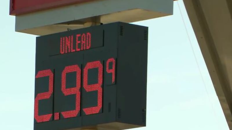 Según la AAA, los precios de la gasolina en Las Vegas han bajado alrededor de 45 centavos por...