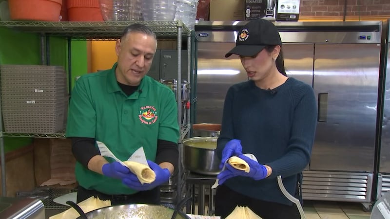 Tamales La Reina le enseña a Vegas Hoy el trabajo detrás del platillo delicioso.