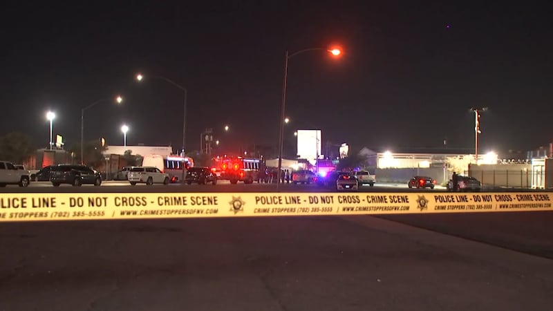 Un hombre resultó herido de bala por la Policía Metropolitana de Las Vegas (LVMPD, por sus...