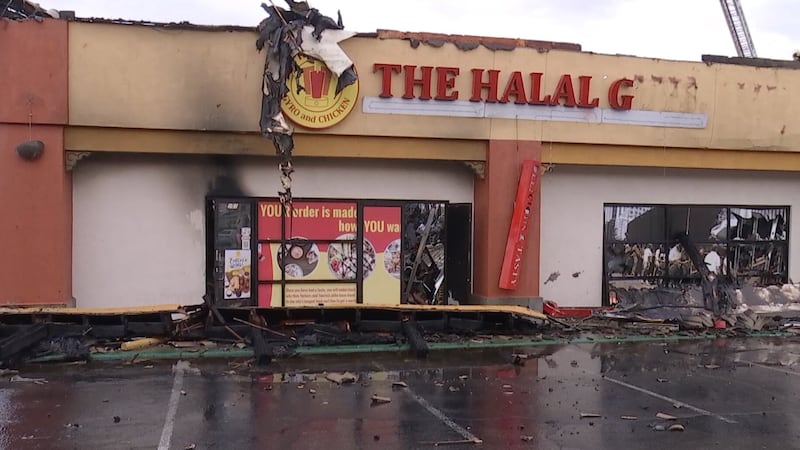 Los bomberos parecían controlar la situación, pero luego las llamas volvieron a avivarse.