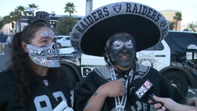 Mientras los aficionados salían del Estadio Allegiant el domingo por la noche, muchos...