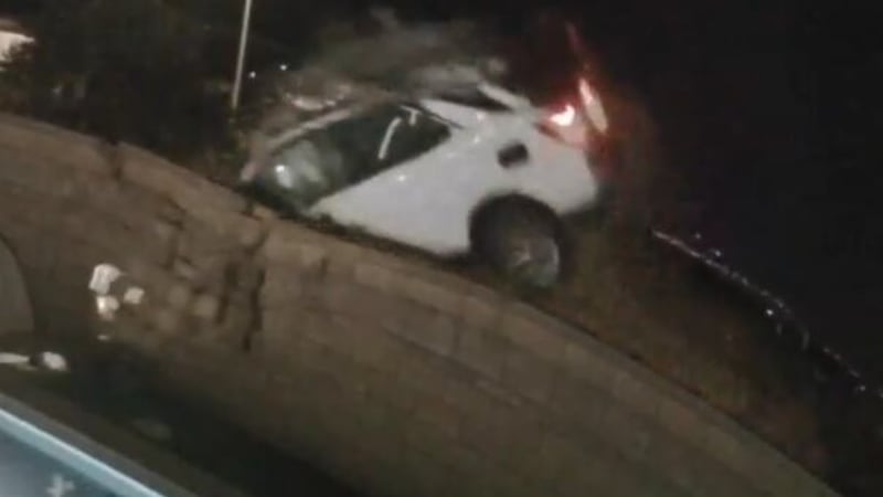 El coche salió volando por el aire y golpeó el techo de una caseta de piscina antes de que la...