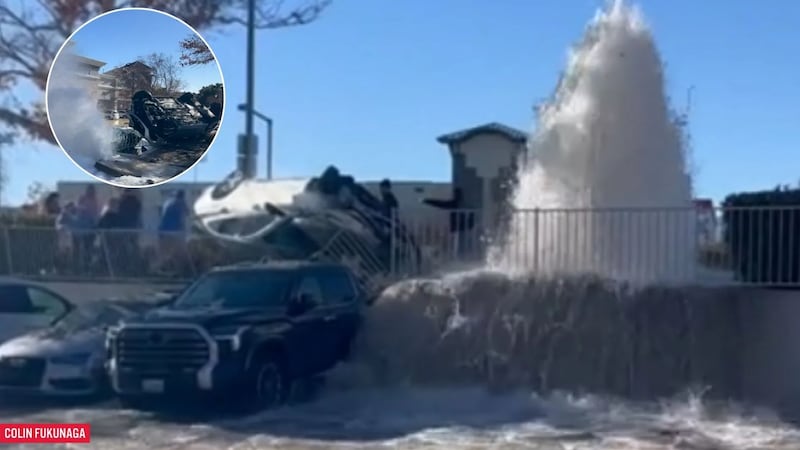 Los servicios de emergencia se encuentran en el lugar de los hechos tras un choque con vuelco...